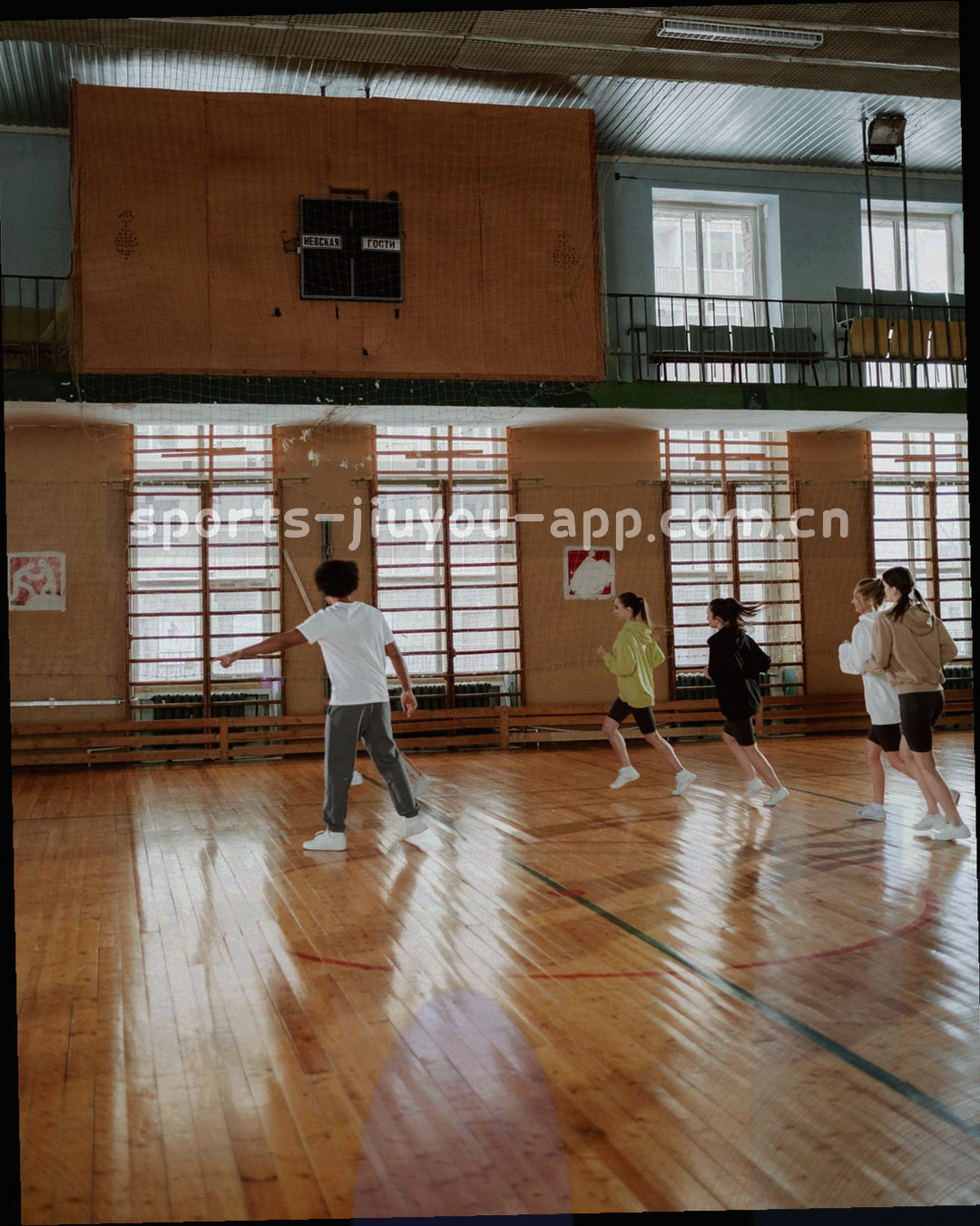 窄屏界面上并列显示三列联赛赛程与统计卡片，无真实人物出镜